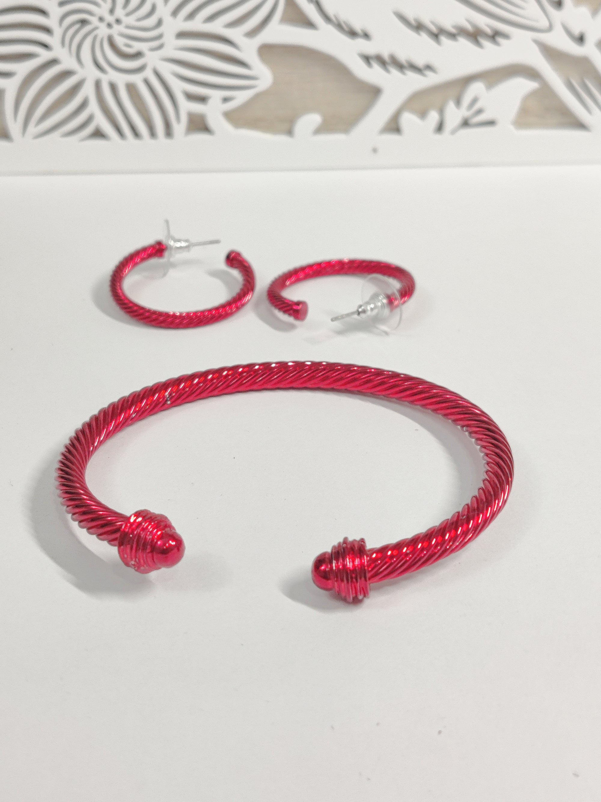Colored metallic cable bracelet with hoop earrings