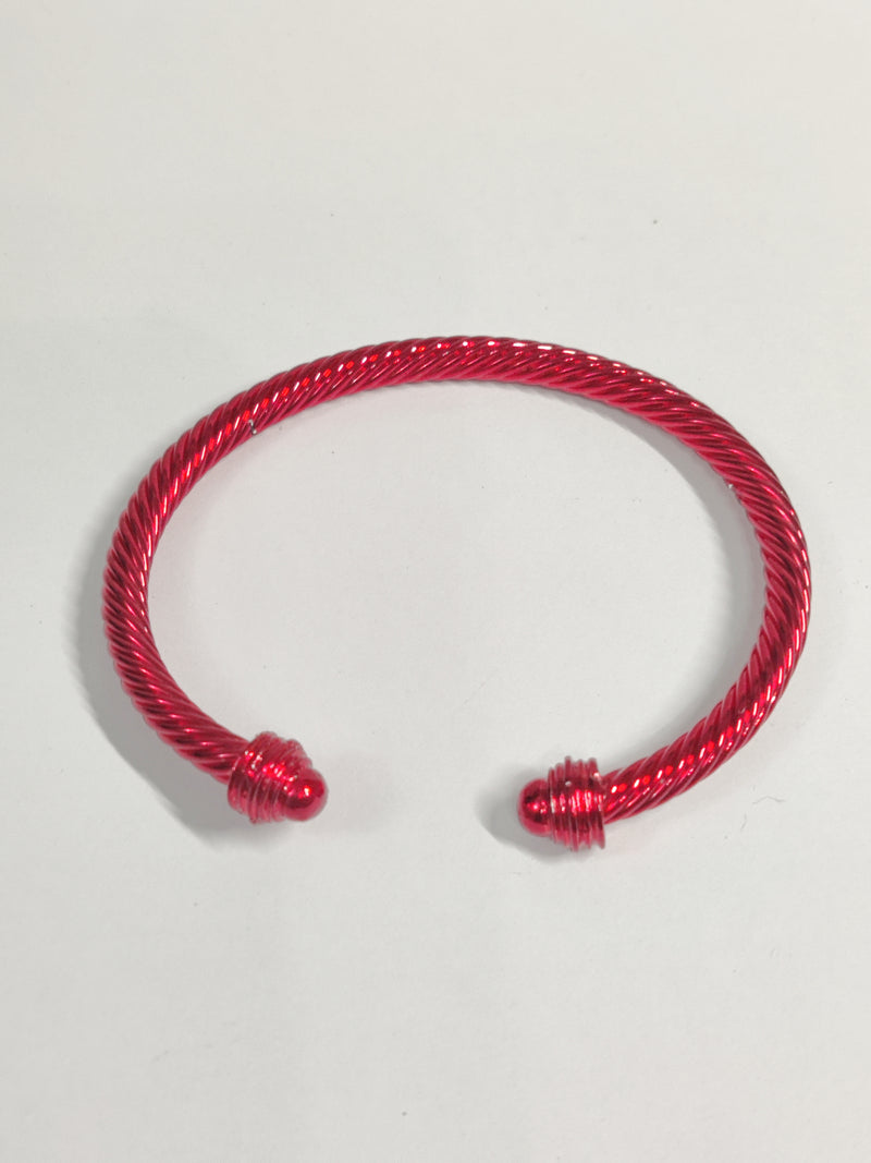 Colored metallic cable bracelet with hoop earrings